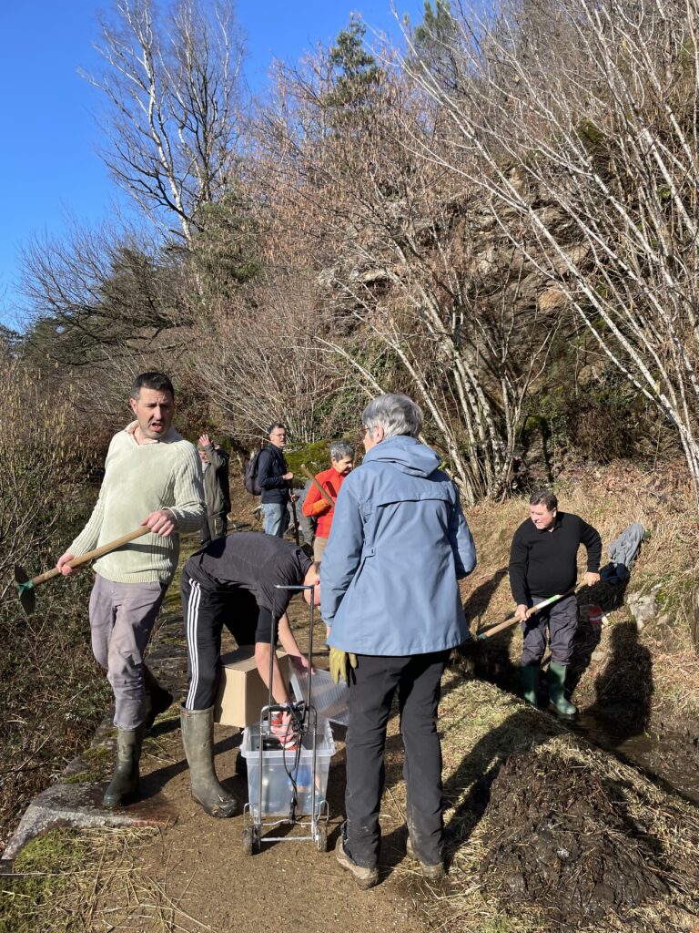 Nettoyage du Canal des Moines par les bénévoles de LACAM